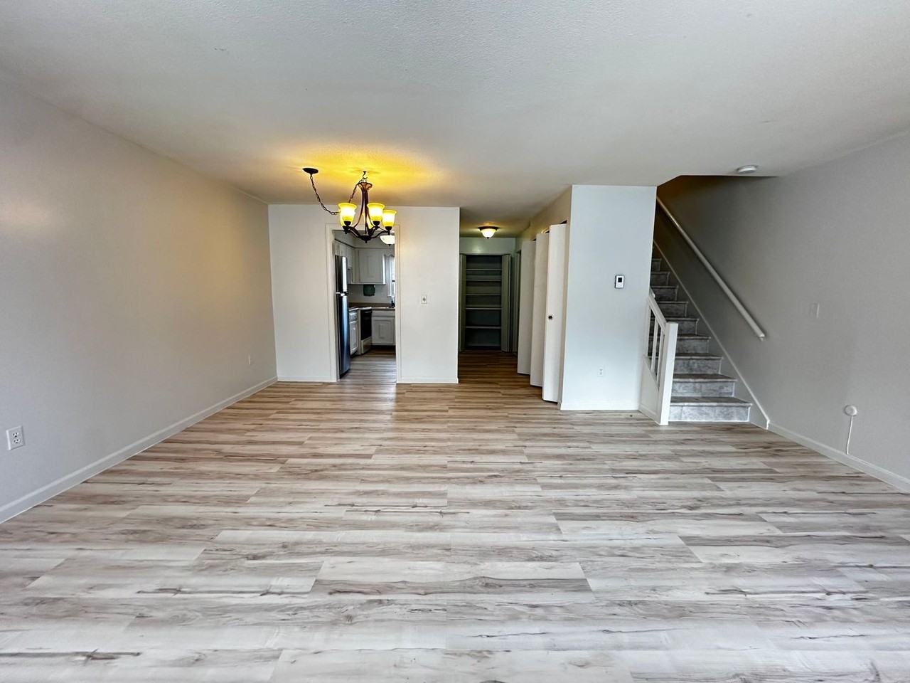 540 Granby Rd - Photo 5 of 27