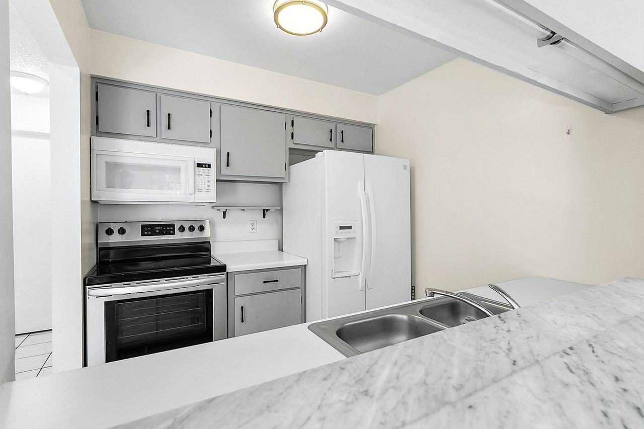 305 Northlake Dr #305 - Photo 7 of 15