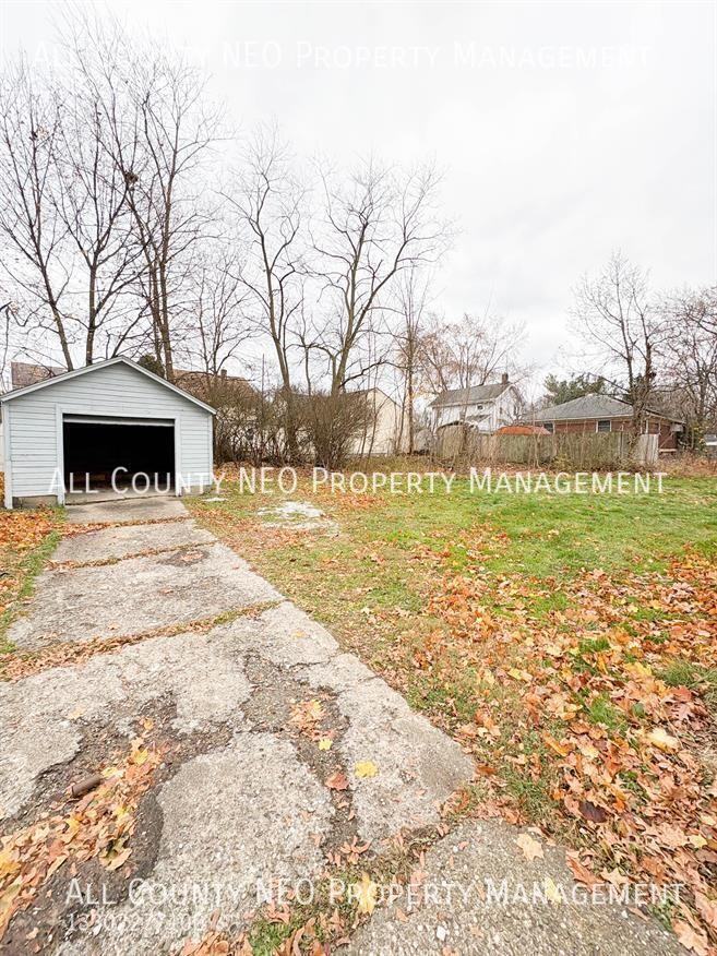 1051 Brown St - Photo 2 of 16