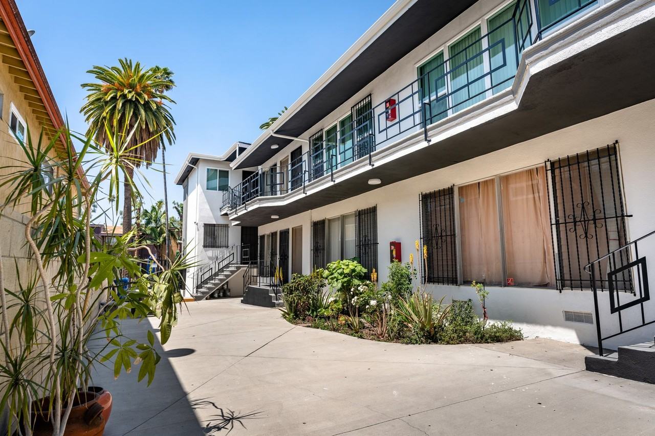 350 South Manhattan Place - Photo 3 of 4