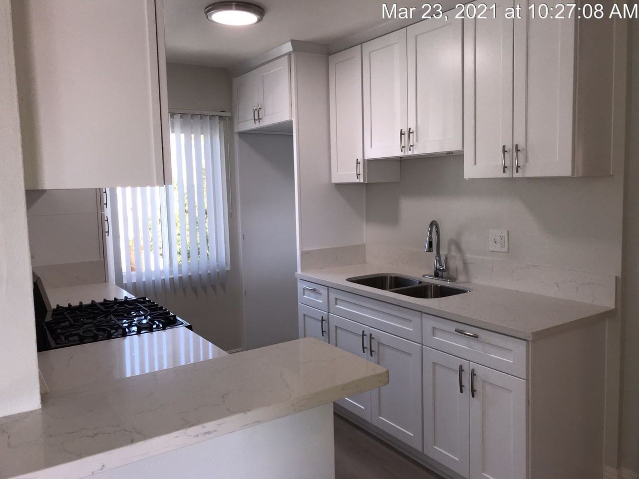 350 South Manhattan Place - Photo 4 of 25