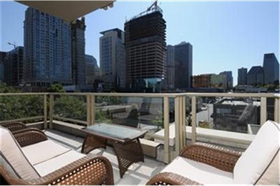 910 Lenora St - Photo 3 of 9