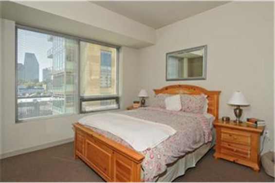 910 Lenora St - Photo 4 of 9