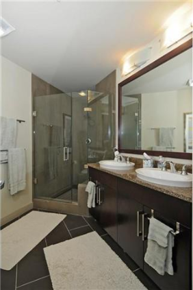 910 Lenora St - Photo 5 of 9