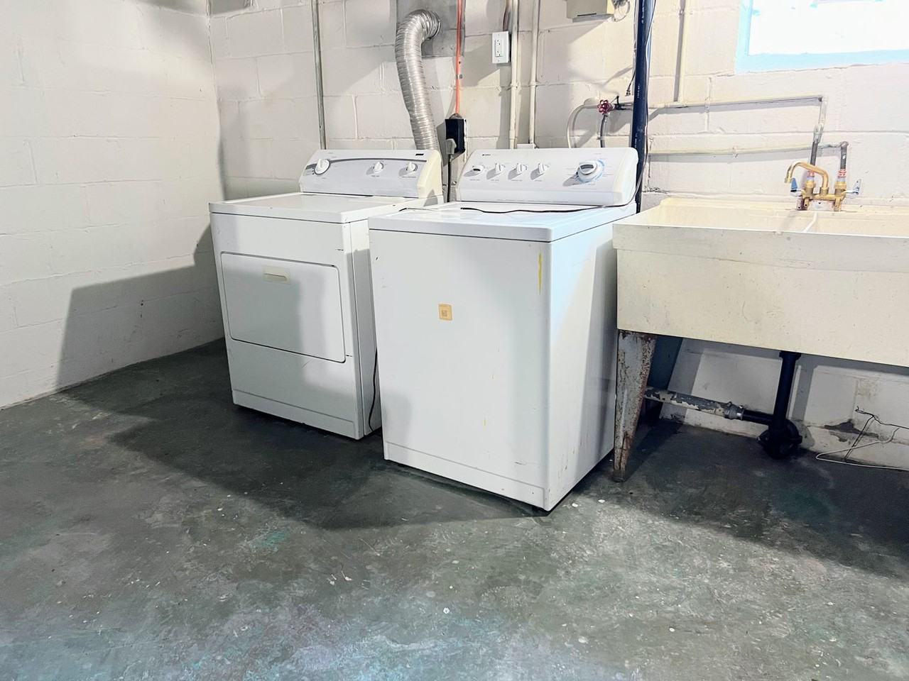 1620 Belhurst Ave - Photo 5 of 16