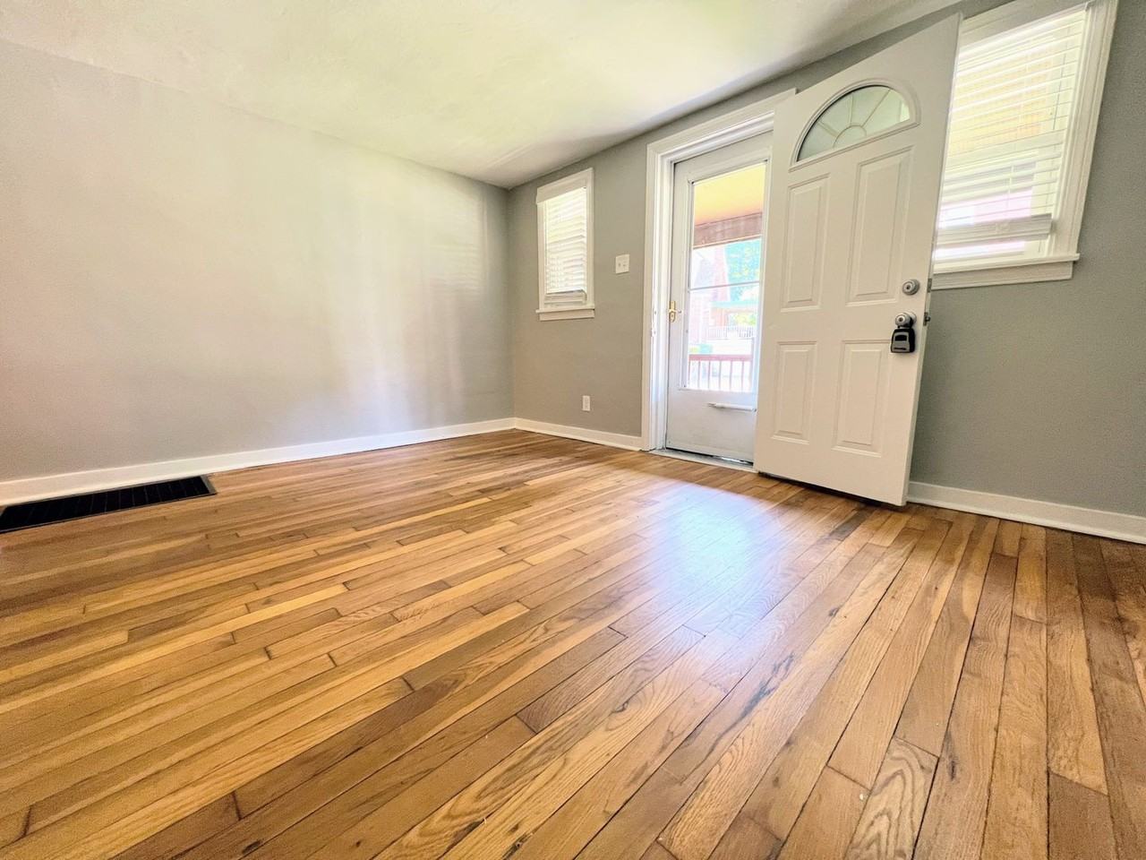 1620 Belhurst Ave - Photo 6 of 16