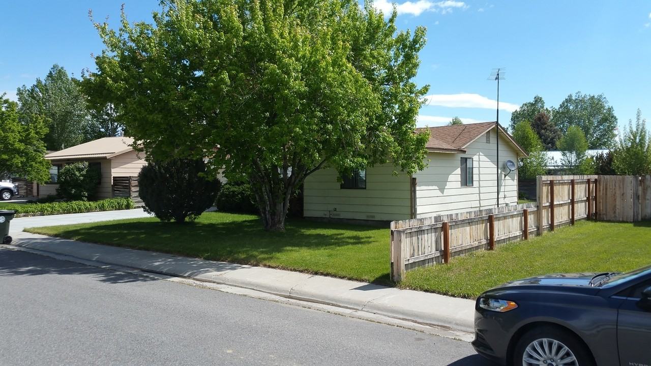 421 Summit Dr - Photo 2 of 50