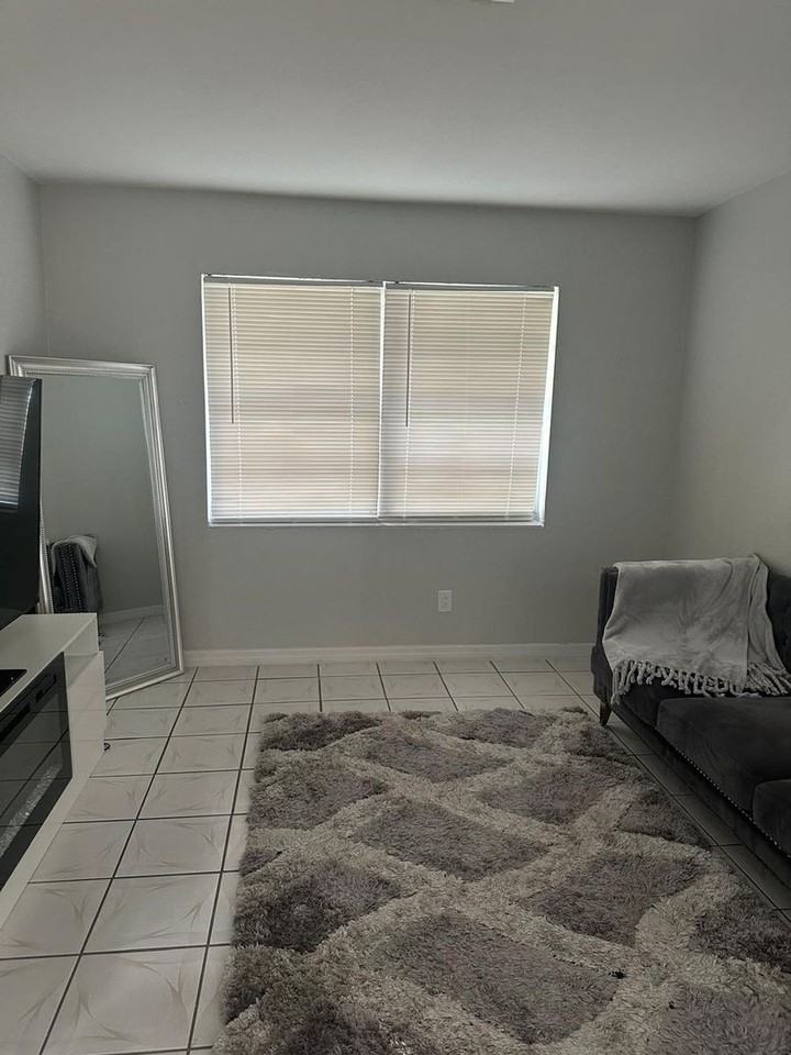 15 Se 24th Ave #B - Photo 3 of 5