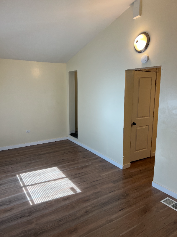 705 W 81st St - Photo 4 of 9