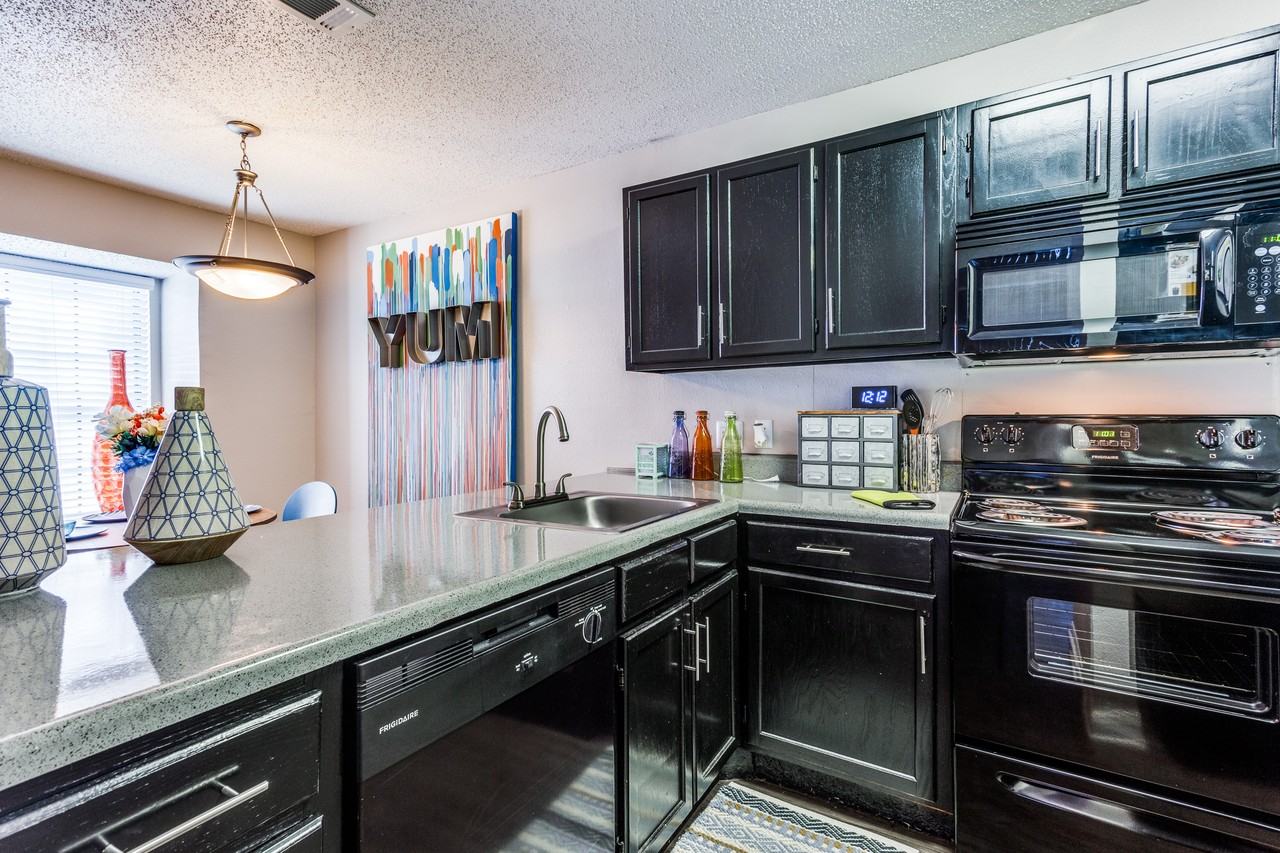 Balcones Club Apartments - Photo 4 of 17