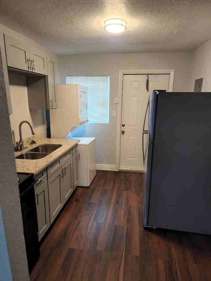 2401 Avenue G #A - Photo 5 of 11