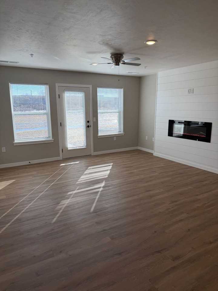 1754-1790 W Evergreen Drive - Photo 2 of 10