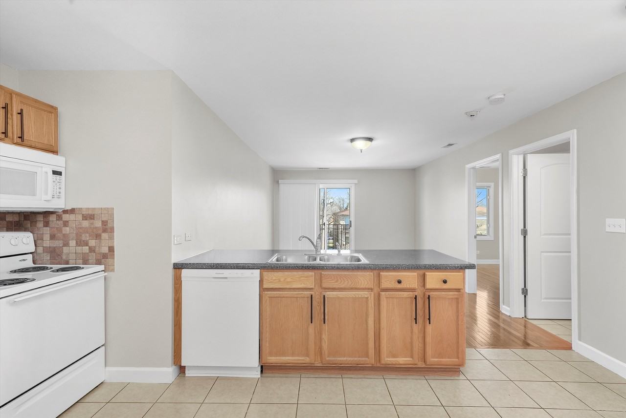 3423 Ridgeland Ave #202 - Photo 5 of 25