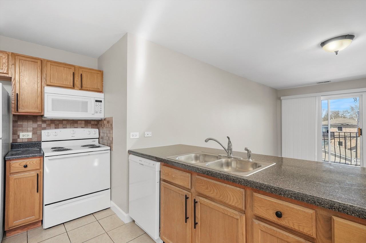 3423 Ridgeland Ave #202 - Photo 6 of 25