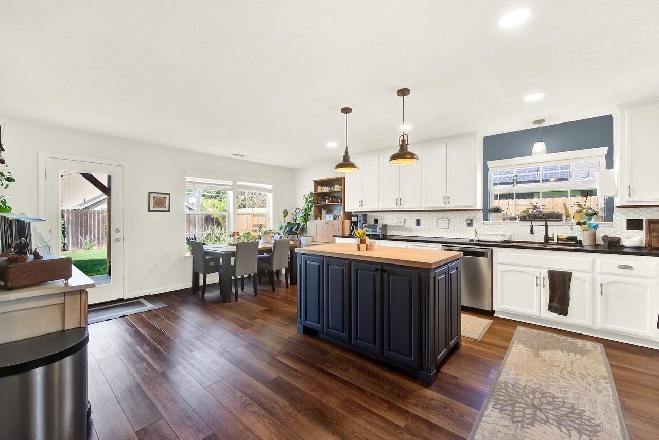 209 White Oak Ln #1 - Photo 5 of 27