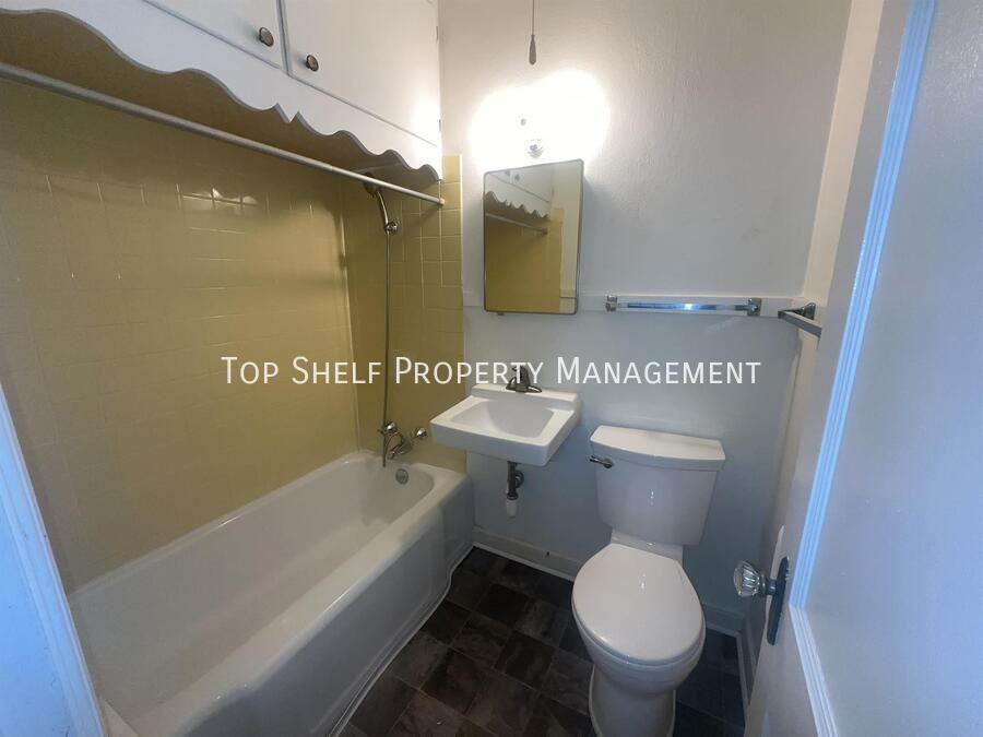 2303 E 9th St #2 - Photo 5 of 6