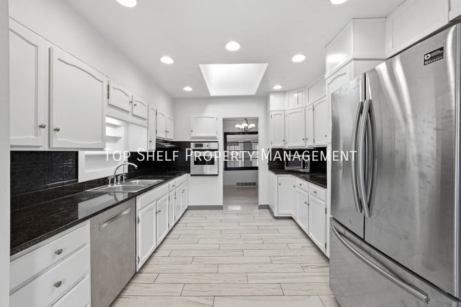 502 Lacona Ave - Photo 7 of 27