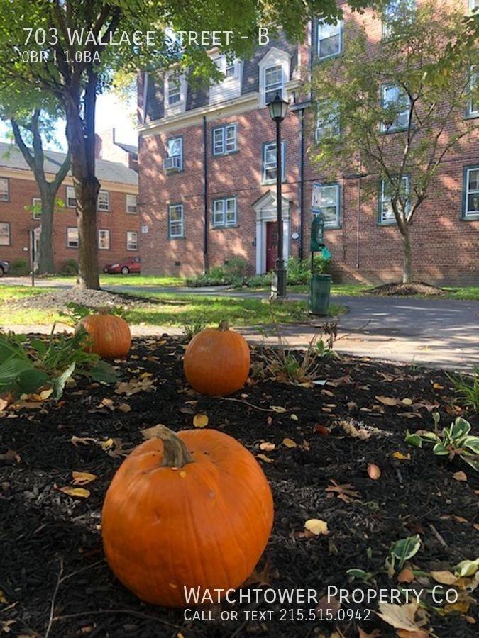 703 Wallace St #B - Photo 3 of 10