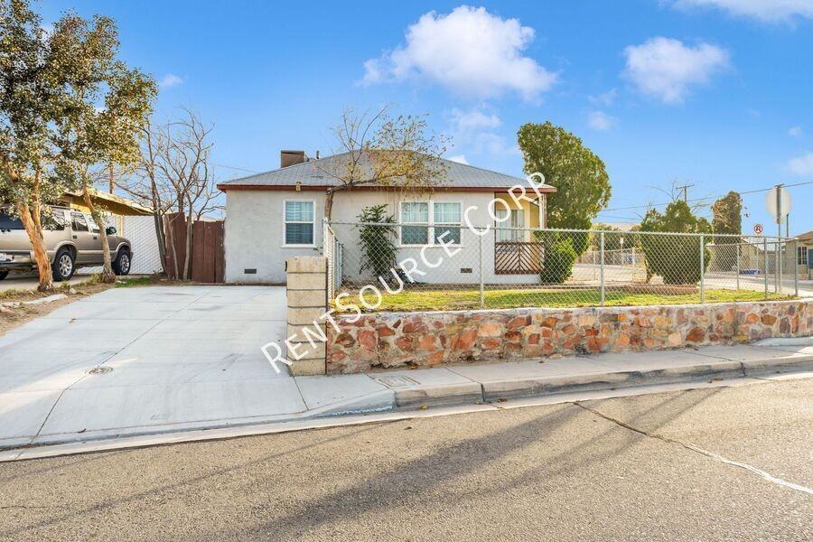 1040 Flora St - Photo 2 of 34