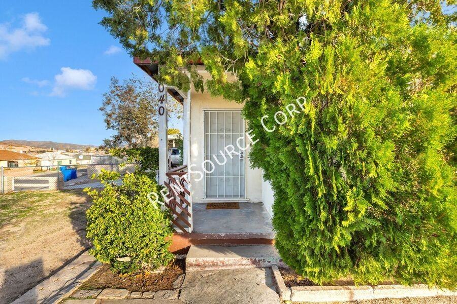 1040 Flora St - Photo 3 of 34