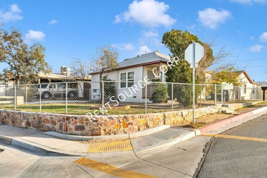 1040 Flora St - Photo 5 of 34