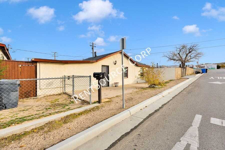 1040 1/2 Flora St - Photo 4 of 32