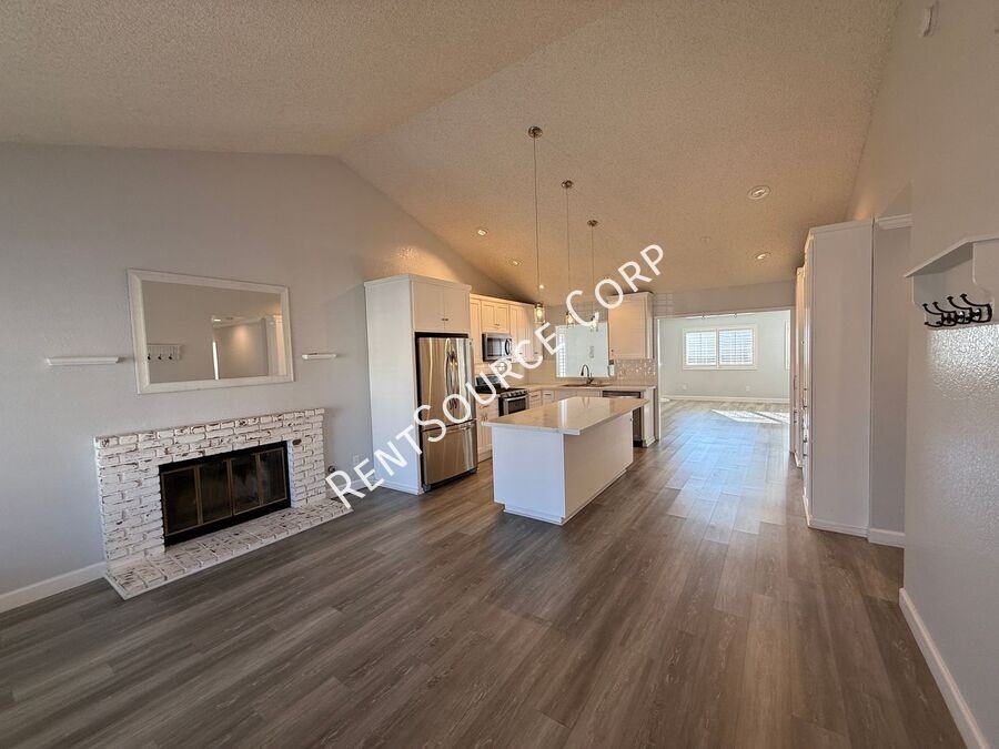 1940 Simsburry St - Photo 4 of 32