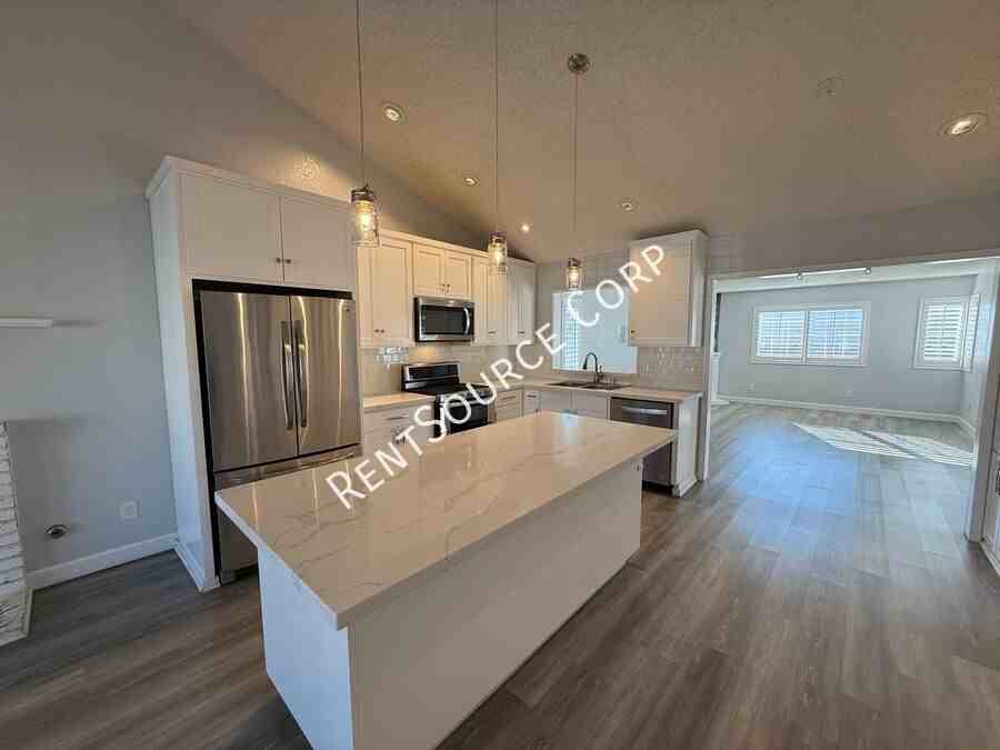 1940 Simsburry St - Photo 6 of 32