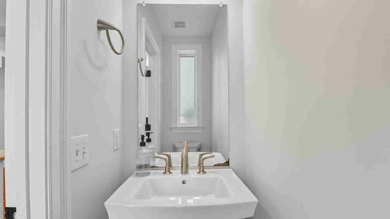 1654 Gales St Ne - Photo 7 of 25