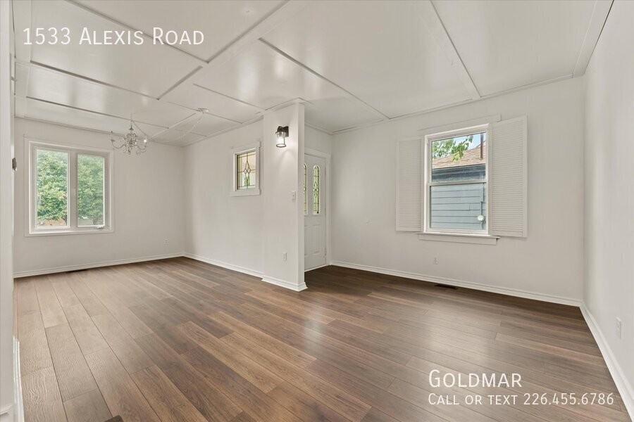 1533 Alexis Rd - Photo 5 of 24