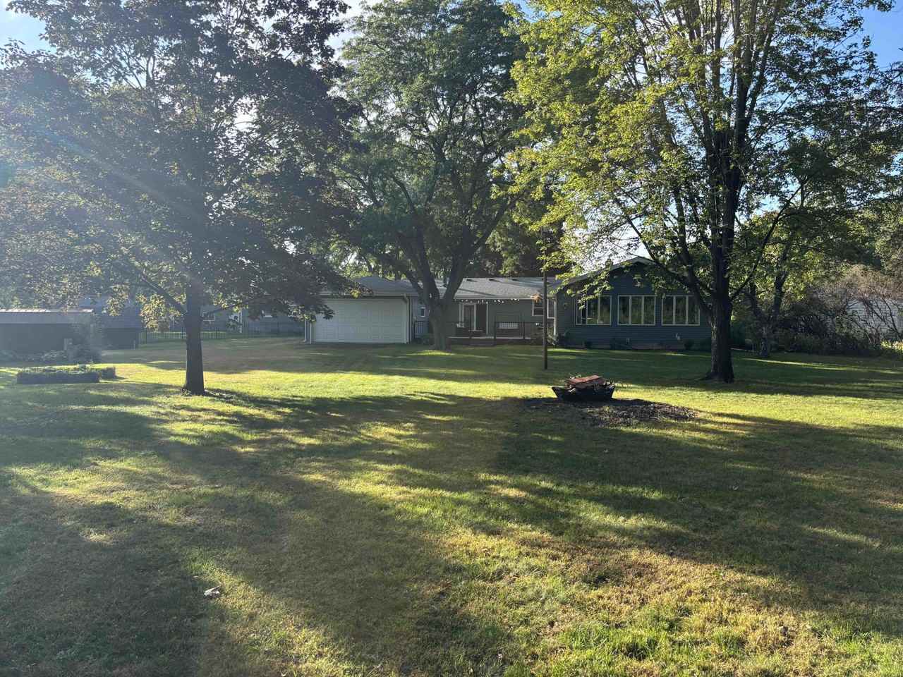 409 Meadow Ct - Photo 3 of 36