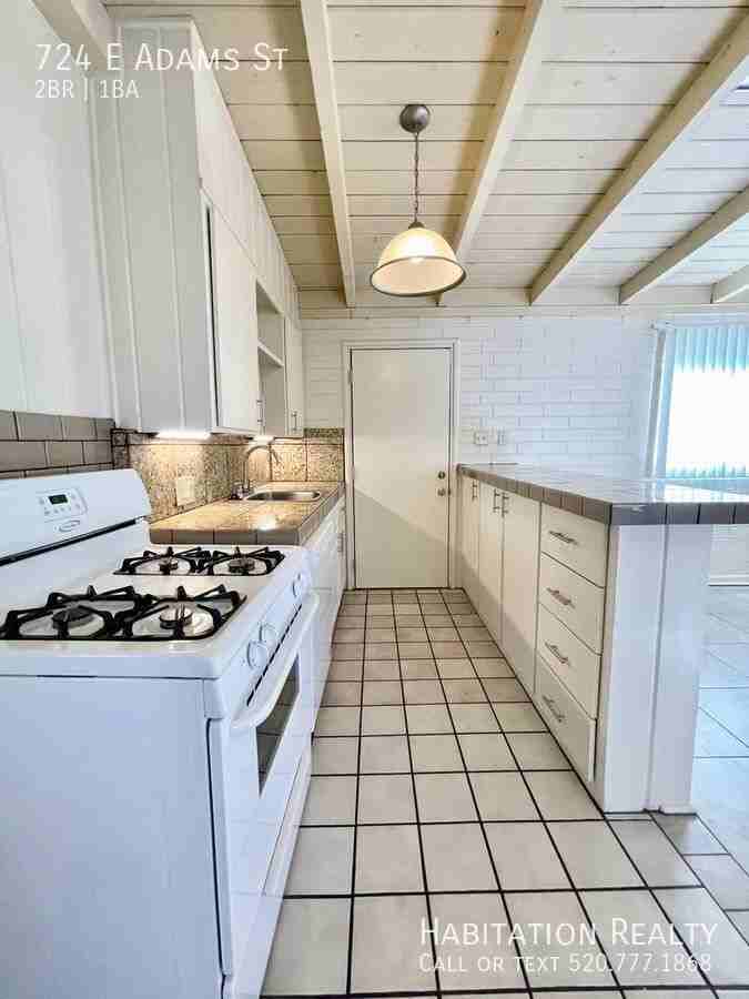 724 E Adams St - Photo 3 of 12