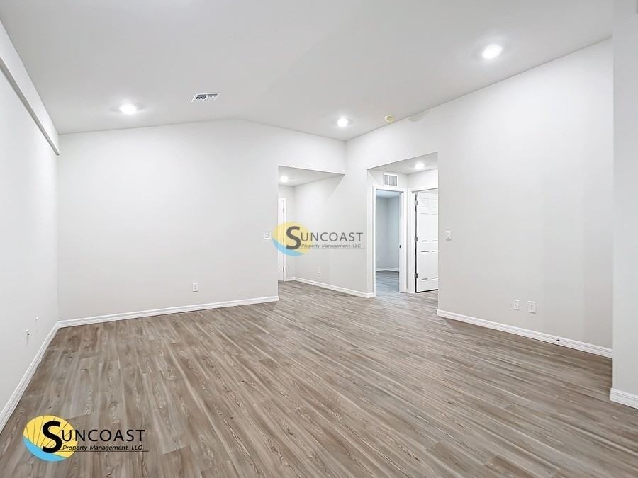 121 Lomond Dr - Photo 2 of 15