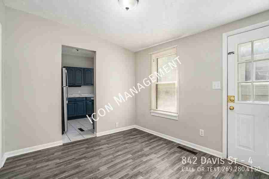 842 Davis St #4 - Photo 4 of 14