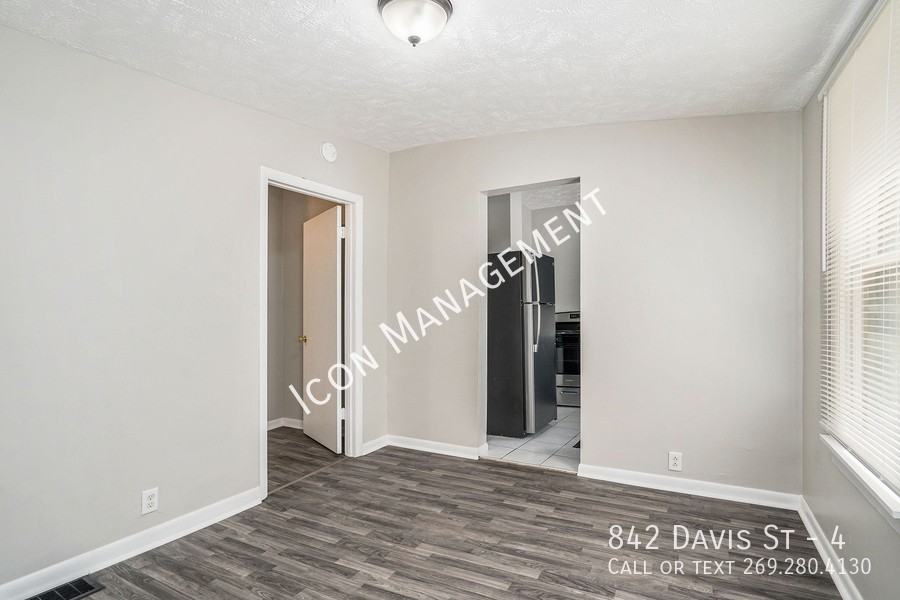 842 Davis St #4 - Photo 5 of 14