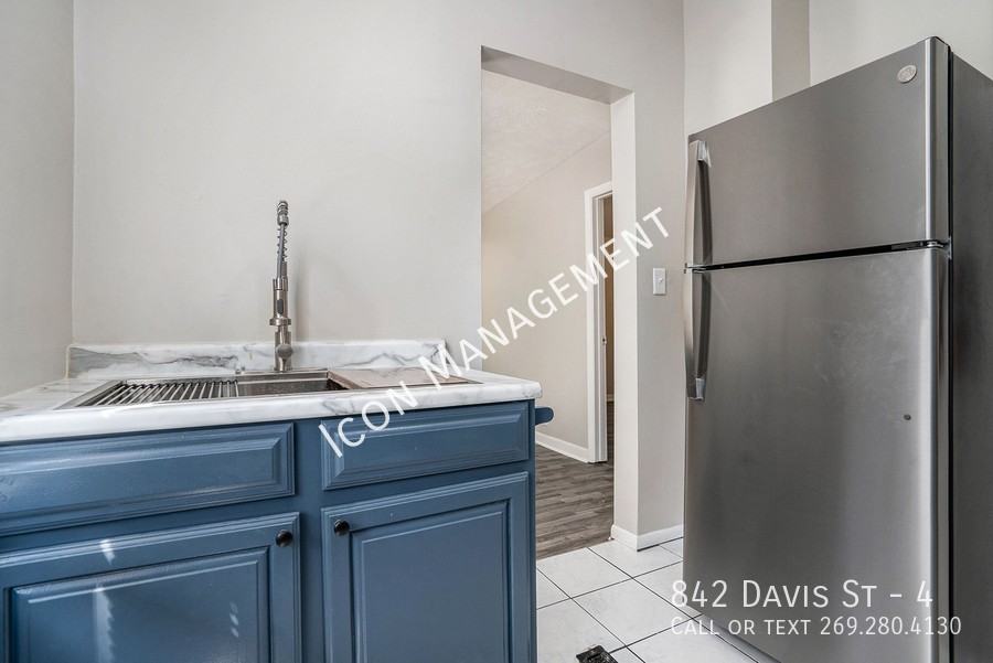 842 Davis St #4 - Photo 6 of 14