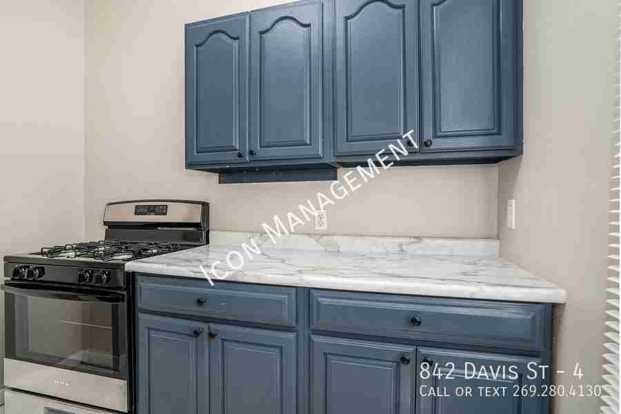 842 Davis St #4 - Photo 7 of 14
