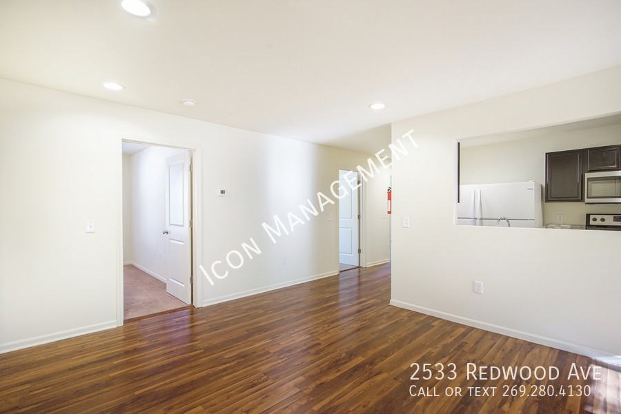 2533 Redwood Ave - Photo 6 of 23