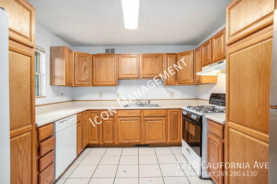 1210 California Ave - Photo 3 of 16