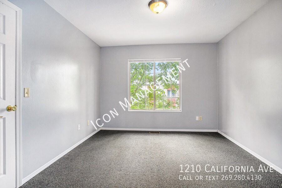 1210 California Ave - Photo 4 of 16