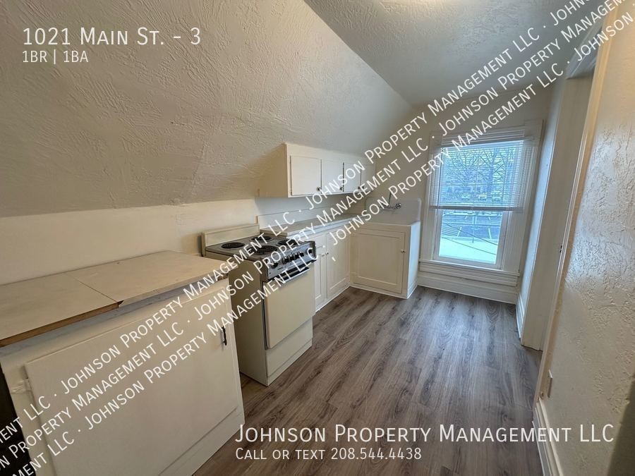 1021 Main St #3 - Photo 4 of 11