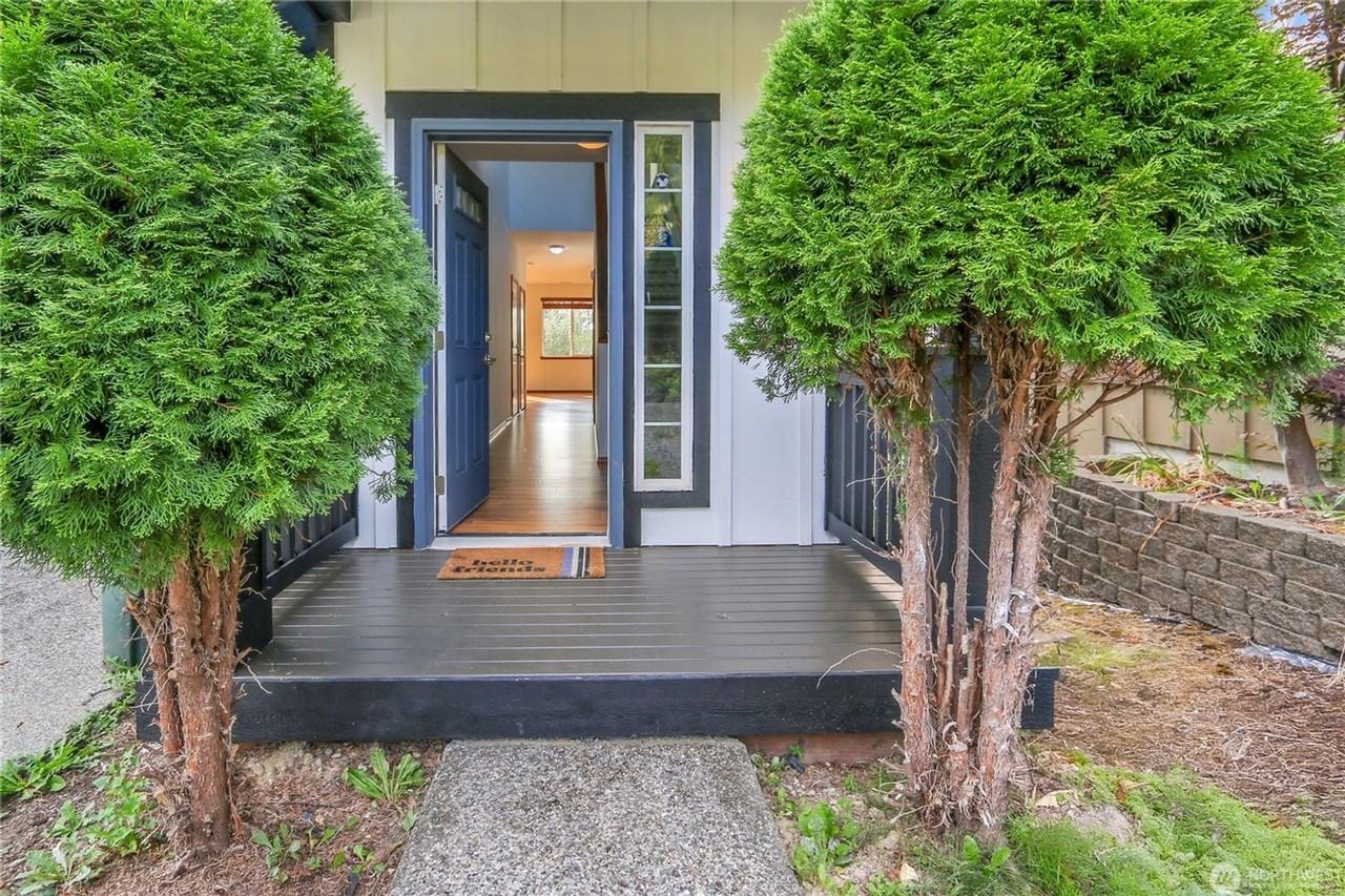 302 Avenue J - Photo 2 of 19