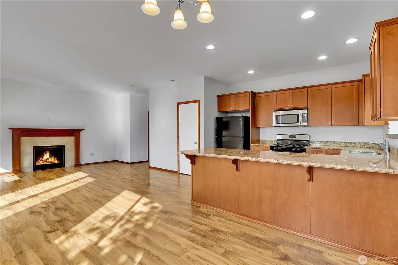 302 Avenue J - Photo 7 of 19