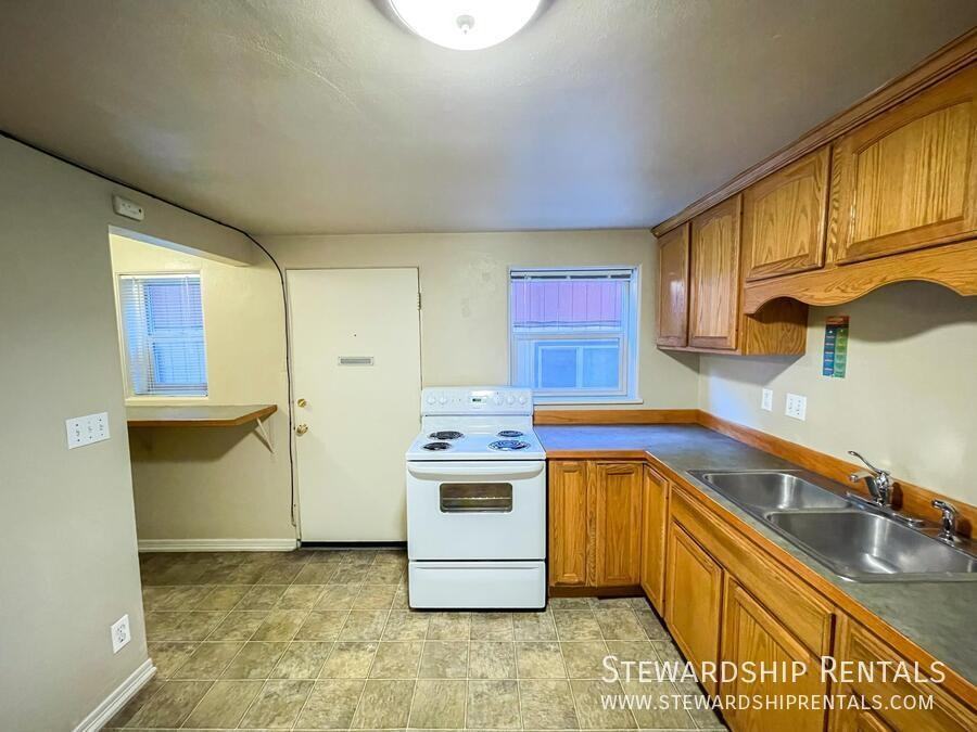 942 E 18th Ave #12 - Photo 4 of 17