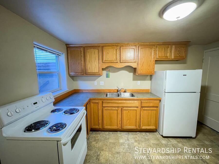 942 E 18th Ave #12 - Photo 5 of 17