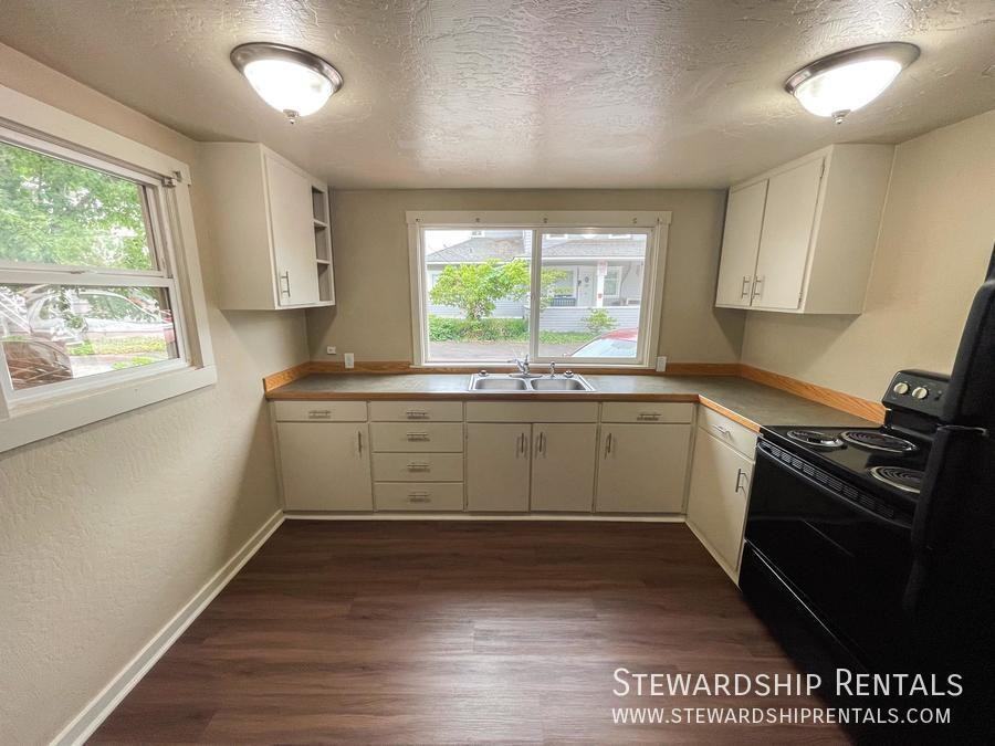 1543 Ferry St #A - Photo 6 of 21