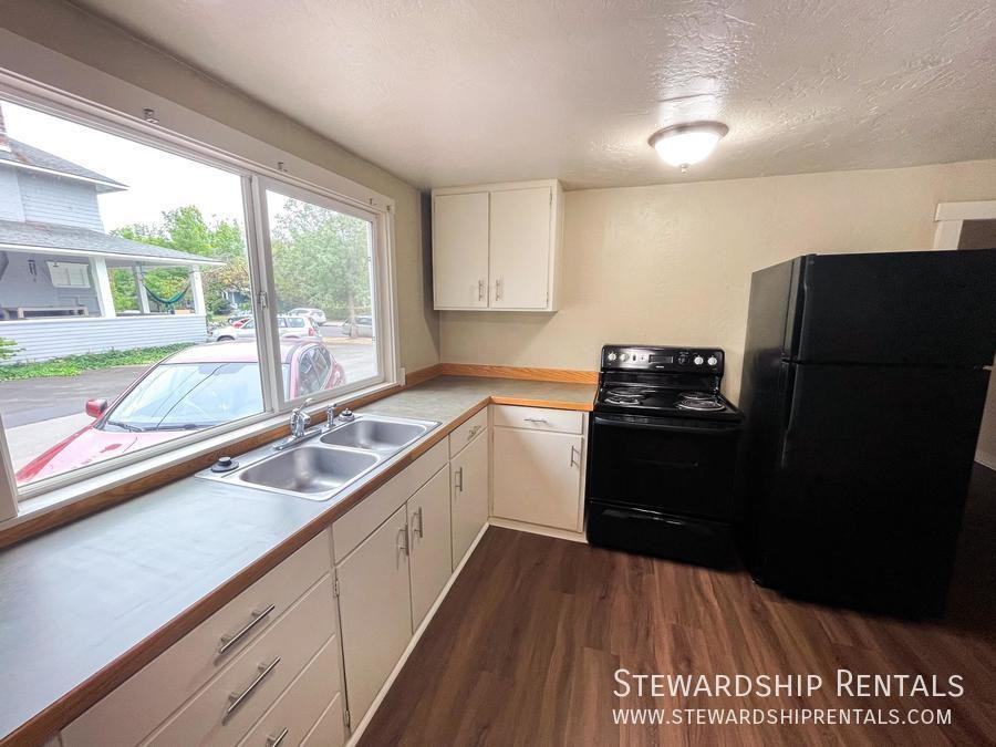 1543 Ferry St #A - Photo 7 of 21