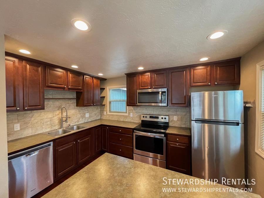 555 E 18th Ave - Photo 5 of 15