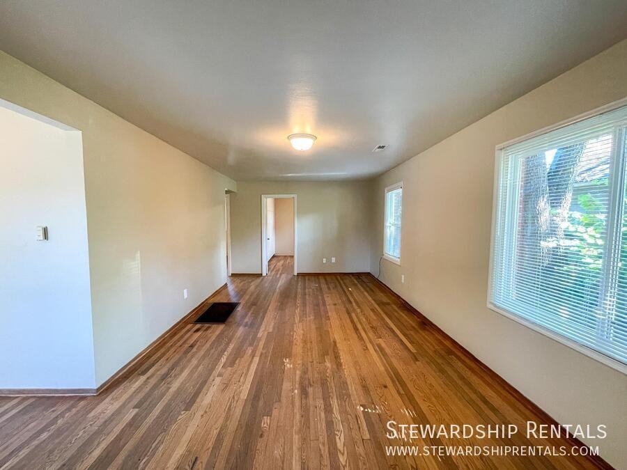 2009 Nw Tyler Ave - Photo 2 of 22