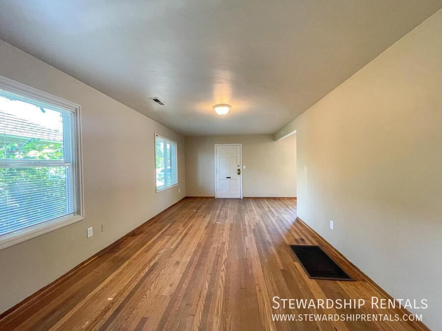 2009 Nw Tyler Ave - Photo 3 of 22